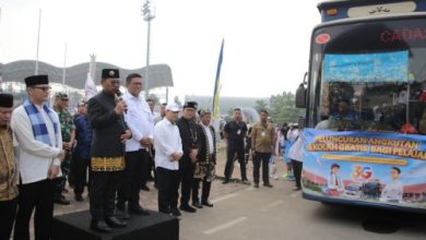 Layanan bus dan angkot garatis bagi pelajar. foto: Antara
