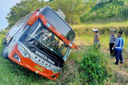 Bus Rosalia Indah yang kecelakaan di Tol Batang. Foto: Antara