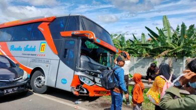 Tabrakan beruntun di Jalan Tol Merak - Jakarta.