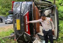 Bus wisatawan dari Bekasi yang kecelakaan saat menuju Pantai Sawarna, Kabupaten Lebak. Foto Daeng Yusvin