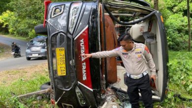Bus wisatawan dari Bekasi yang kecelakaan saat menuju Pantai Sawarna, Kabupaten Lebak. Foto Daeng Yusvin