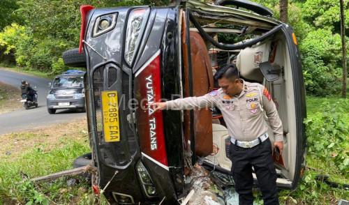 Bus wisatawan dari Bekasi yang kecelakaan saat menuju Pantai Sawarna, Kabupaten Lebak. Foto Daeng Yusvin