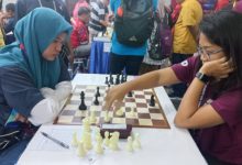 Diyah, atlet Cabor Catur Banten Vs Kadek Lin Dwiyanti, Fide Master dari Kementrian PUPR. Foto: Biro Adpim Banten
