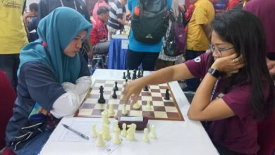Diyah, atlet Cabor Catur Banten Vs Kadek Lin Dwiyanti, Fide Master dari Kementrian PUPR. Foto: Biro Adpim Banten
