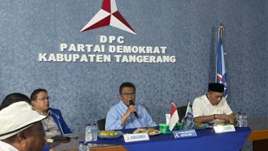 Nawa Said atau Caknawa, Ketua Partai Demokrat Kab Tangerang betemu wartawan di kantornya. Foto: Iqbal Kurnia