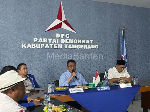Nawa Said atau Caknawa, Ketua Partai Demokrat Kab Tangerang betemu wartawan di kantornya. Foto: Iqbal Kurnia