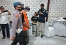 CS, manta Ketua DKB digiring polisi dalam konferensi pers di Mapolresta Serang Kota.