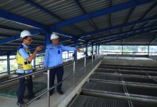 Pegawai Perumda Tirta Benteng Kota Tangerang mencek pengeolahan air bersih. Foto Antara