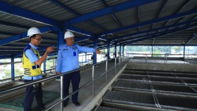 Pegawai Perumda Tirta Benteng Kota Tangerang mencek pengeolahan air bersih. Foto Antara