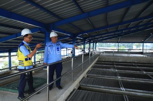 Pegawai Perumda Tirta Benteng Kota Tangerang mencek pengeolahan air bersih. Foto Antara