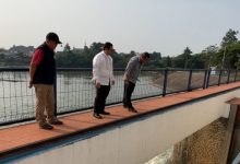 Walikota Tangerang, Airef R Wismansyah mencek kerusakan pintu air di Bendungan Pasar Baru. Foto: Web Pemkot Tangerang