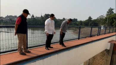 Walikota Tangerang, Airef R Wismansyah mencek kerusakan pintu air di Bendungan Pasar Baru. Foto: Web Pemkot Tangerang