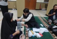 cek kesehatan di salah satu Posko Kesehatan Kota Tangerang. Foto: Antara