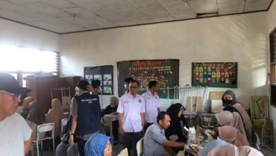 Suasana cek kesehatan gratis di Gedung SDN Sukanegara, Cikukpa. Foto: Diki Wahyudi