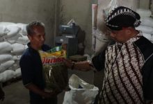 Kapolres Serang, AKBP Condro Sasongko bersama seorang petani. Foto: Yono