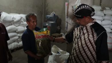 Kapolres Serang, AKBP Condro Sasongko bersama seorang petani. Foto: Yono