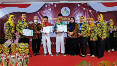 Penyerahan penghargaan Gebyar Sekolah Cenderawasih Tangsel. Foto: Mila