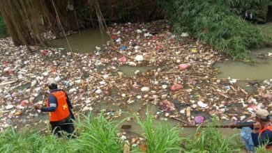 Sampah rumah tangga di Sungai Cibanten, Kota Serang. Foto Antara