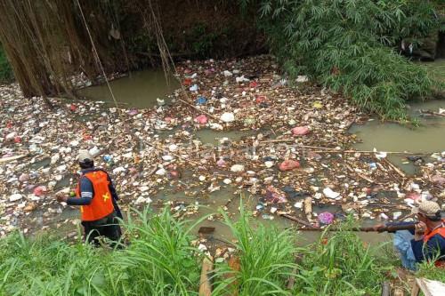 Sampah rumah tangga di Sungai Cibanten, Kota Serang. Foto Antara