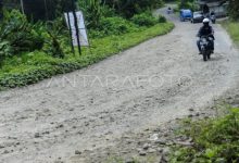 Jalan menuju Terminal Ciboleger yang rusak parah. Foto Antara