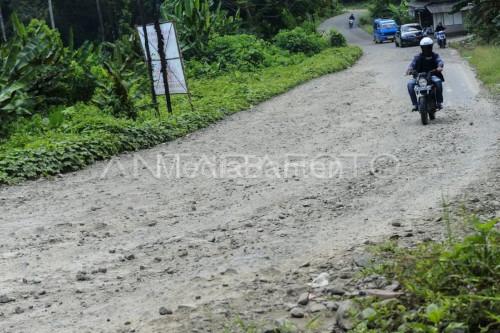 Jalan menuju Terminal Ciboleger yang rusak parah. Foto Antara