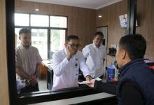 Wakil Walikota Tangerang, Maryono didampingi PLT Samsat Cikokol, Awal Pasenggong. foto: Web Pemkot Tangerang