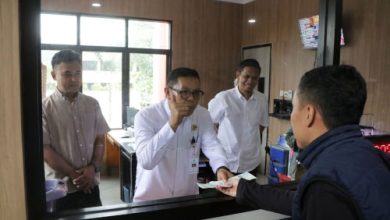 Wakil Walikota Tangerang, Maryono didampingi PLT Samsat Cikokol, Awal Pasenggong. foto: Web Pemkot Tangerang