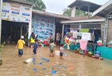 Rumah dan Pusat Kegiatan Belajar Masyarakat di Lingkungan Komplek Sinyar Rt 014 Rw 07, Kelurahan Tegalratu, Kecamatan Ciwandan, Kota Cilegon masih tergenang banjir. Foto : Daeng Yusvin
