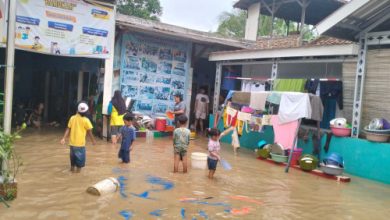 Rumah dan Pusat Kegiatan Belajar Masyarakat di Lingkungan Komplek Sinyar Rt 014 Rw 07, Kelurahan Tegalratu, Kecamatan Ciwandan, Kota Cilegon masih tergenang banjir. Foto : Daeng Yusvin