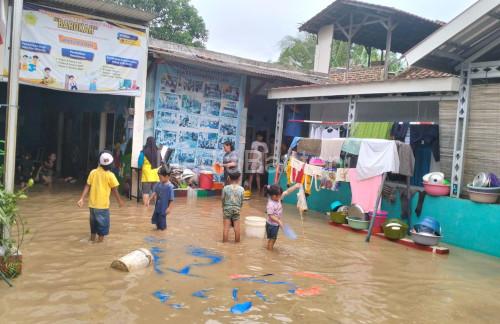 Rumah dan Pusat Kegiatan Belajar Masyarakat di Lingkungan Komplek Sinyar Rt 014 Rw 07, Kelurahan Tegalratu, Kecamatan Ciwandan, Kota Cilegon masih tergenang banjir. Foto : Daeng Yusvin