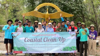 Kegiatan coastal clean up di Pulau Rambut. Foto: Humas Pertamina Patra Niaga RJBB