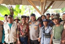 Kabagbinkar Biro SDM Polda Jabar, AKBP Condro Sasongko memberi bantuan Poktan. Foto Yono
