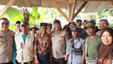 Kabagbinkar Biro SDM Polda Jabar, AKBP Condro Sasongko memberi bantuan Poktan. Foto Yono