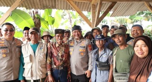 Kabagbinkar Biro SDM Polda Jabar, AKBP Condro Sasongko memberi bantuan Poktan. Foto Yono
