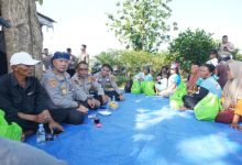 Kabagbinkar Polda Jabar, AKBP Condro Sasongko saat bertemu petani. Foto Yono