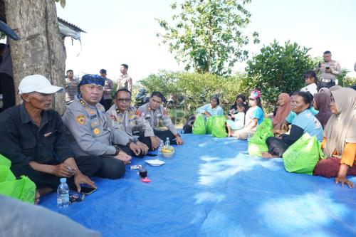 Kabagbinkar Polda Jabar, AKBP Condro Sasongko saat bertemu petani. Foto Yono
