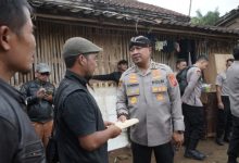 Kabag Binkar Biro SDM Polda Jabar, AKBP Condro Sasongko di lokasi bedah rumah. Foto Yono