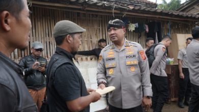 Kabag Binkar Biro SDM Polda Jabar, AKBP Condro Sasongko di lokasi bedah rumah. Foto Yono