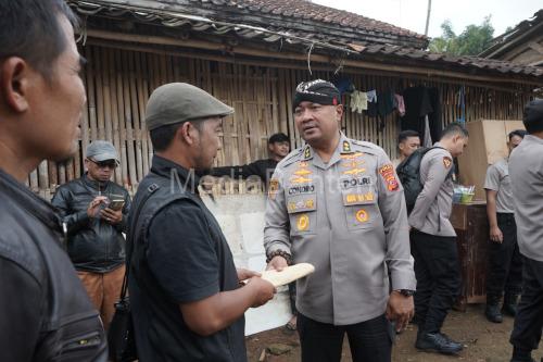 Kabag Binkar Biro SDM Polda Jabar, AKBP Condro Sasongko di lokasi bedah rumah. Foto Yono