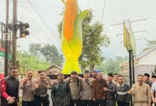 Penyerahan Tugu Jagung Ketahanan Pangan dari Biro SDM Polda Jabar. Foto Yono