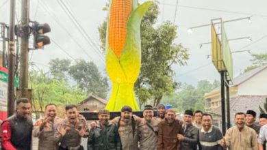 Penyerahan Tugu Jagung Ketahanan Pangan dari Biro SDM Polda Jabar. Foto Yono