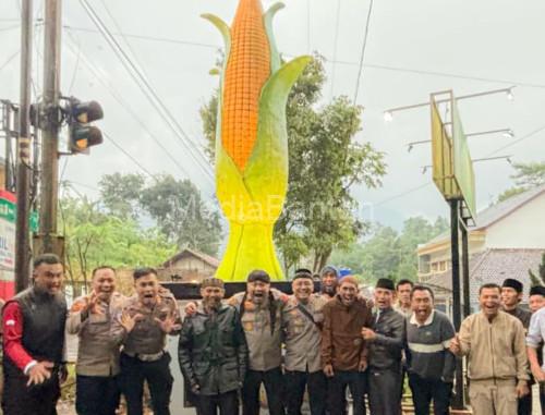 Penyerahan Tugu Jagung Ketahanan Pangan dari Biro SDM Polda Jabar. Foto Yono