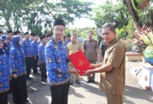 Walikota Serang, Syafrudin menympah 90 CPNS jadi PNS Pemkot Serang. Foto: Aden Hasanudin