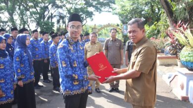 Walikota Serang, Syafrudin menympah 90 CPNS jadi PNS Pemkot Serang. Foto: Aden Hasanudin