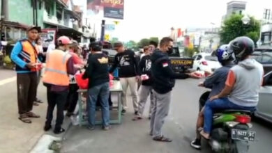 Rekan Komunitas CRD 08 saat membagikan takjil kepada pengguna jalan. (ist)