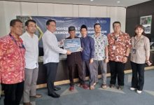 Citra Sawarna Group Beri bantuan masjid dan buku anak SD. Foto: Aden Hasanudin