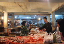 Daging ayam di pasar tradisional Kabupaten Tangerang. Foto: LKBN Antara