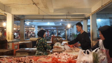 Daging ayam di pasar tradisional Kabupaten Tangerang. Foto: LKBN Antara