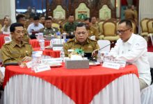 Pj Gubernur Banten, Ucok Abdul Rouf Damenta rapat daring dengan Kemendagri. Foto: Biro Adpim Banten