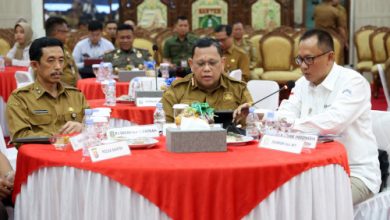 Pj Gubernur Banten, Ucok Abdul Rouf Damenta rapat daring dengan Kemendagri. Foto: Biro Adpim Banten